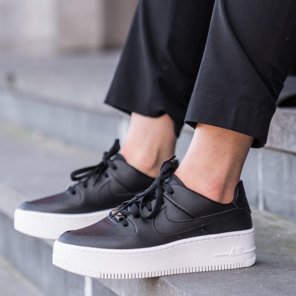πΈ NIKE AIR FORCE 1 Sage Low Sneakers Shoes Black - Picture 2 of 10